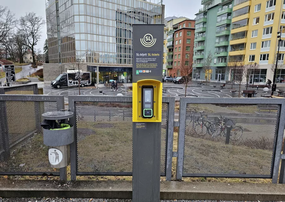 Czytelnik na przystanku tramwajowym