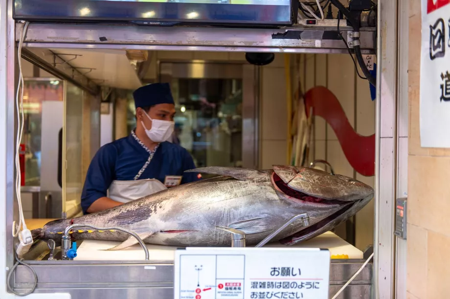 Przetwarzanie tuńczyka w restauracji sushi