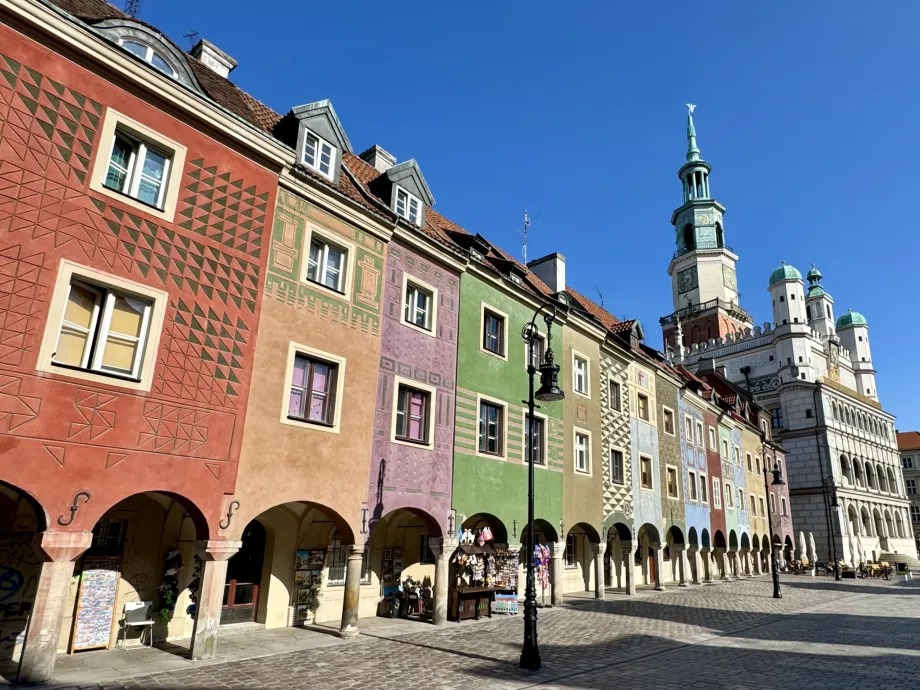 Kolorowe kamienice i ratusz na Starym Rynku w Poznaniu