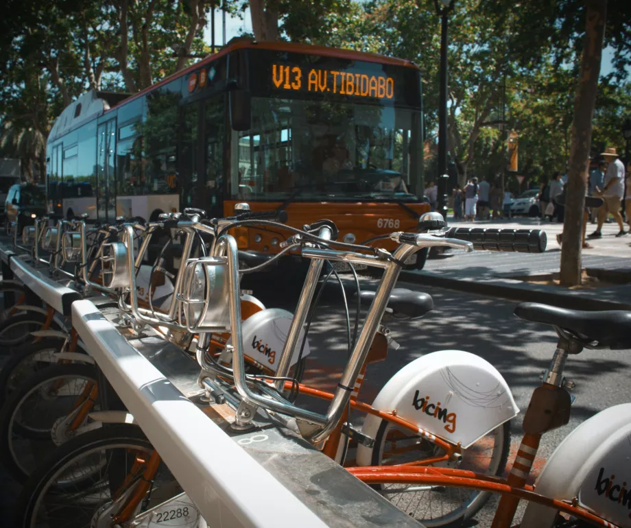 Udostępnianie autobusów i rowerów w Barcelonie