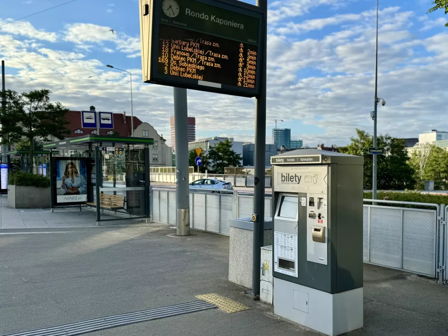 Przystanek Rondo Kaponiera i automat biletowy