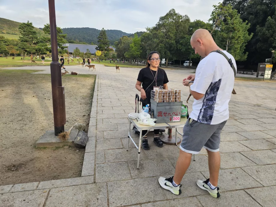 Nara Park, sprzedaż karmy dla jeleni