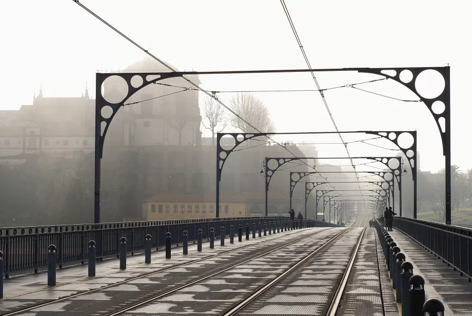 Górny pokład mostu z linią tramwajową