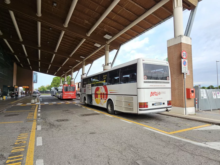 Autobusy do Wenecji, Mestre i Treviso AirLink (czerwony w środku)