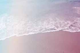 Plaża z różowym piaskiem