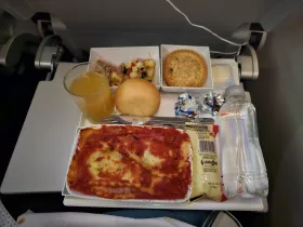 Główny posiłek podczas lotu długodystansowego